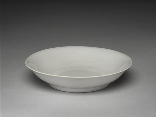 甜白釉雲鳳紋碟