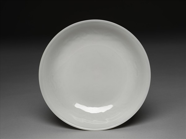 甜白釉雲鳳紋碟