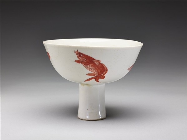 描紅四魚紋高足碗