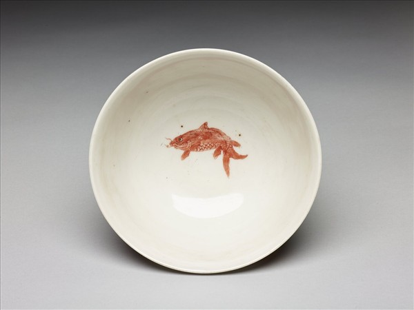 描紅四魚紋高足碗