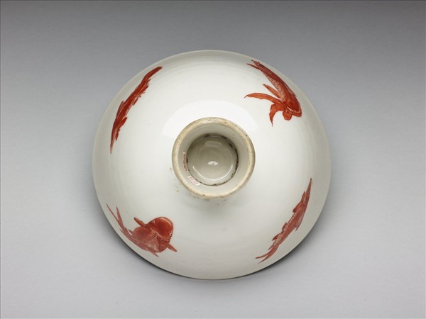 描紅四魚紋高足碗