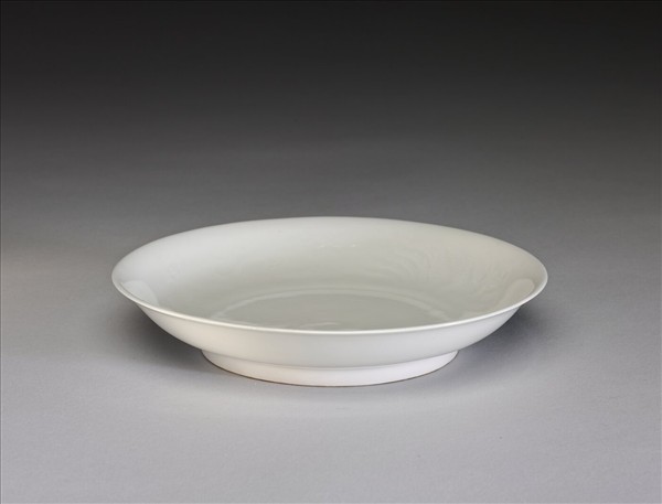 甜白釉雲鳳紋碟