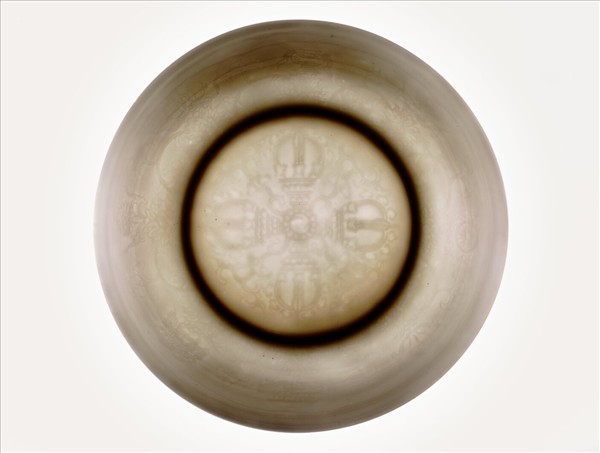 甜白釉半脫胎番蓮八寶盤