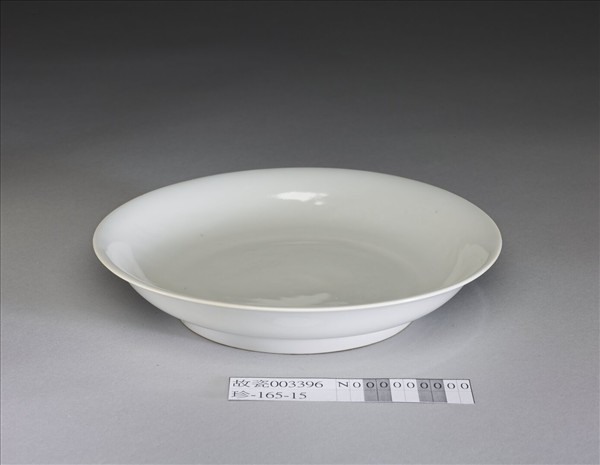 甜白釉雲鳳紋碟