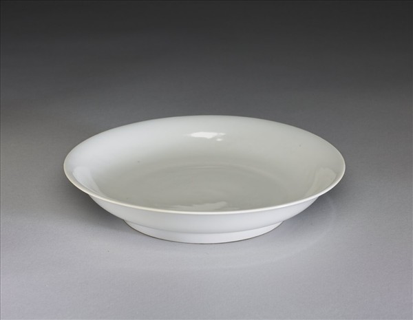 甜白釉雲鳳紋碟