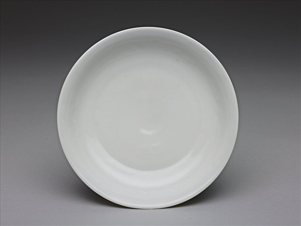 甜白釉雲鳳紋碟