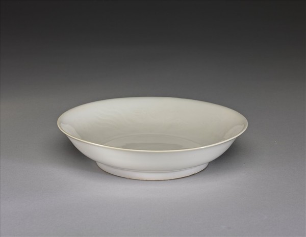 甜白釉雲鳳紋碟