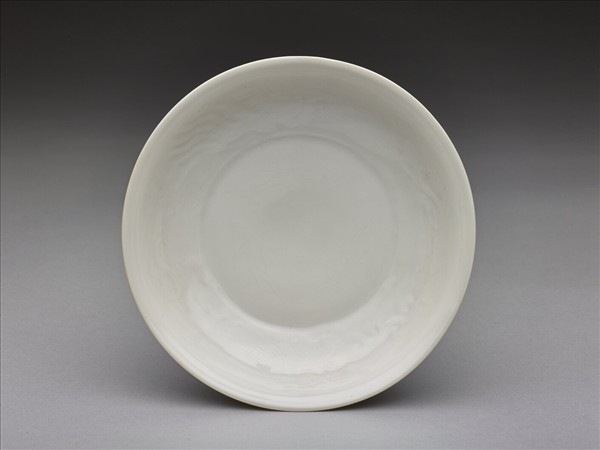 甜白釉雲鳳紋碟