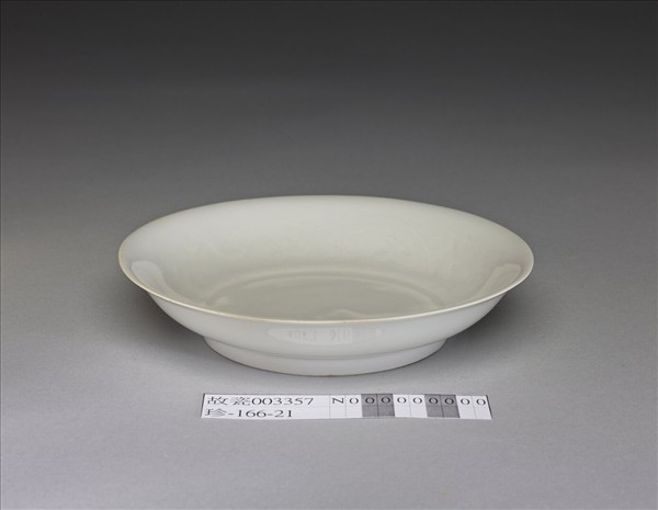 甜白釉雲龍紋碟