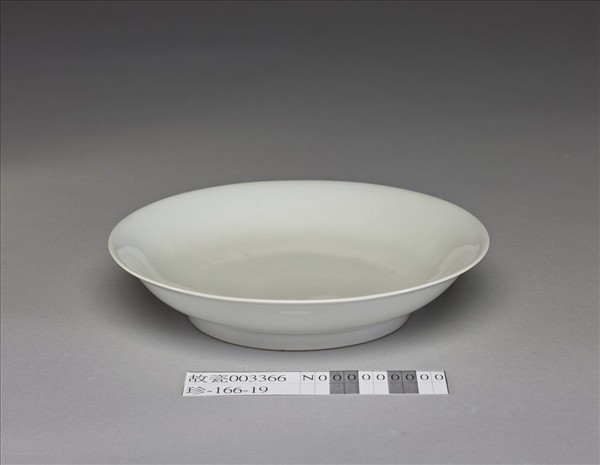 甜白釉雲龍紋碟