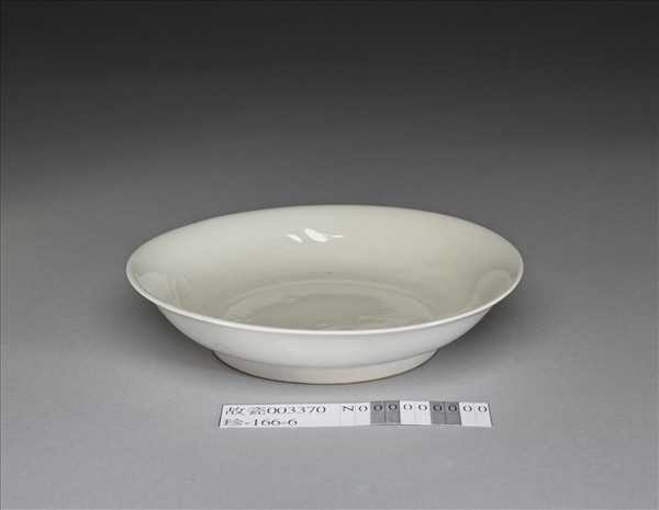 甜白釉雲鳳紋碟