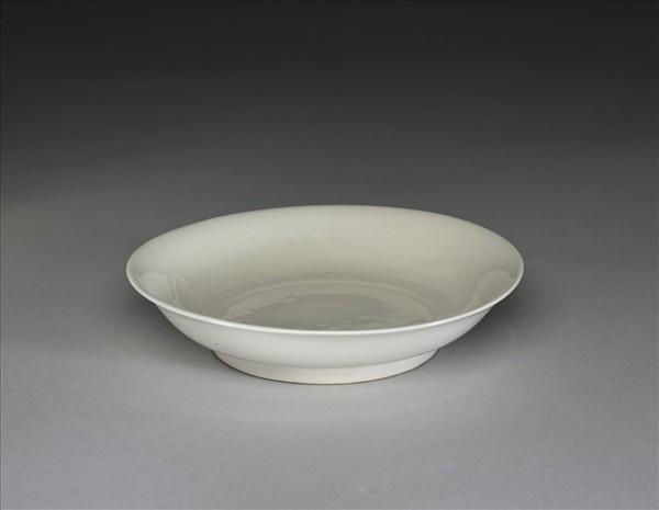 甜白釉雲鳳紋碟