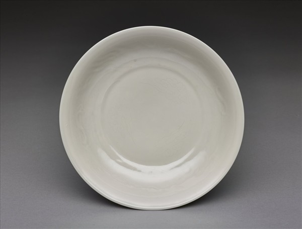 甜白釉雲鳳紋碟