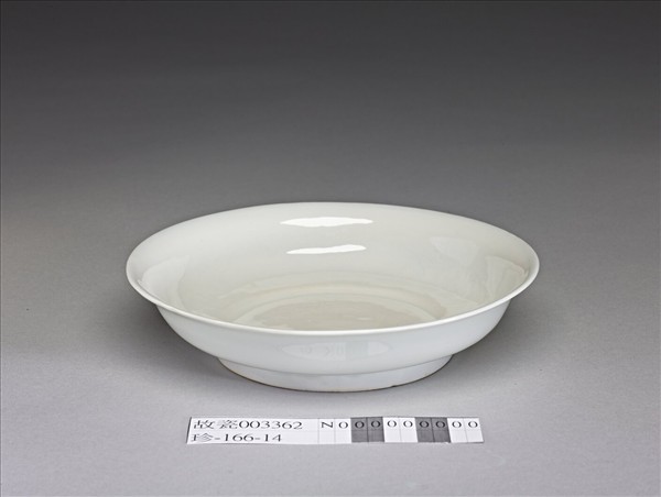 甜白釉雲龍紋碟