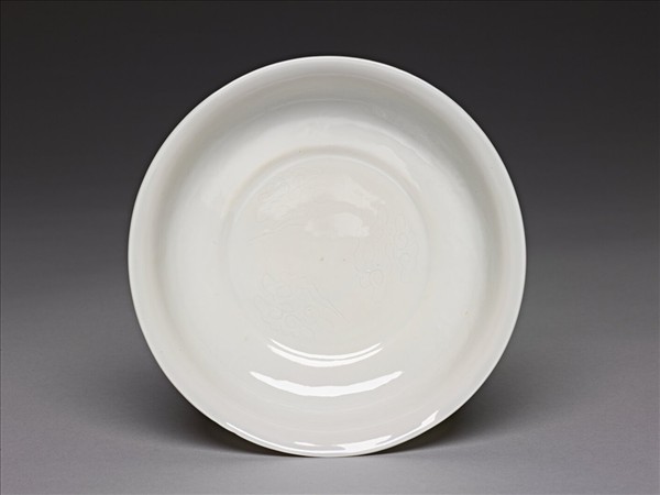 甜白釉雲龍紋碟