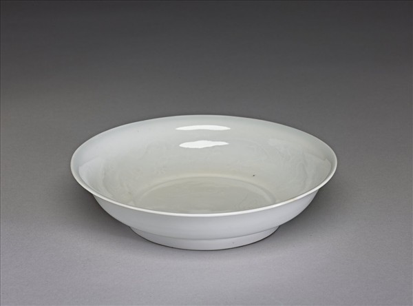 甜白釉雲龍紋碟