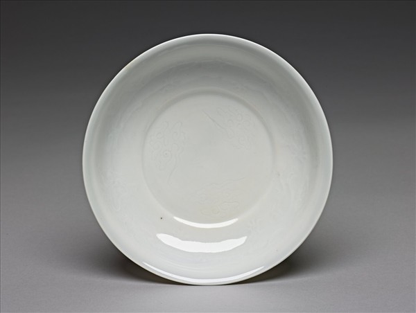 甜白釉雲龍紋碟