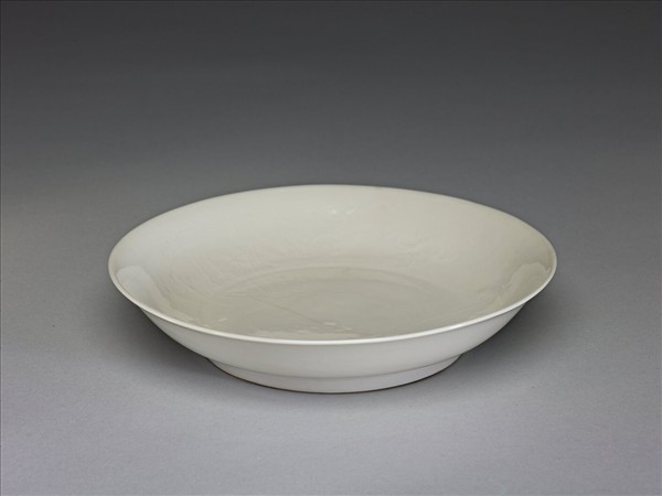 甜白釉雲龍紋碟