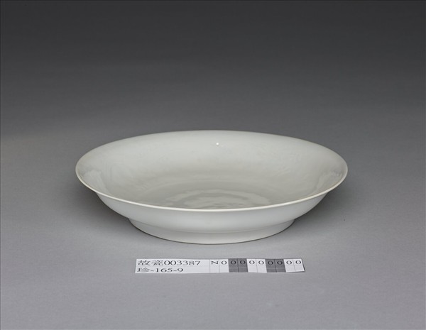 甜白釉雲龍紋碟