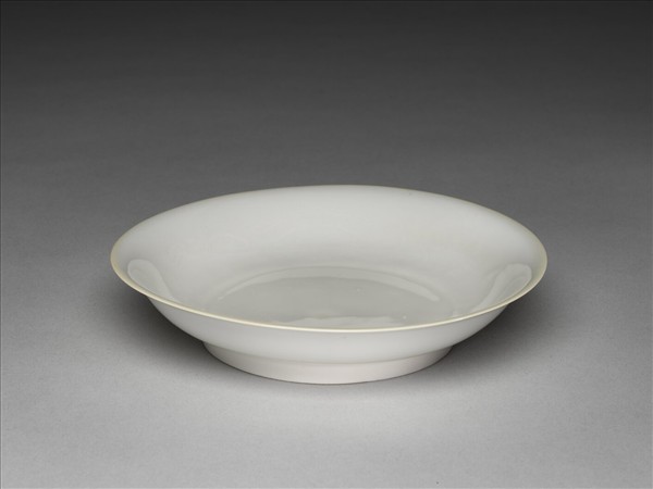 甜白釉雲龍紋碟