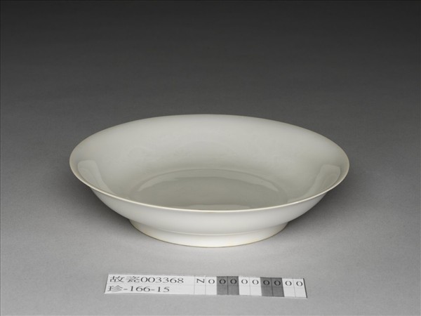 甜白釉雲龍紋碟