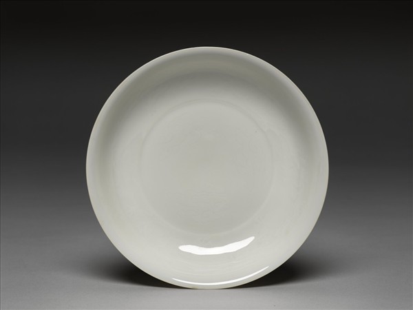 甜白釉雲龍紋碟