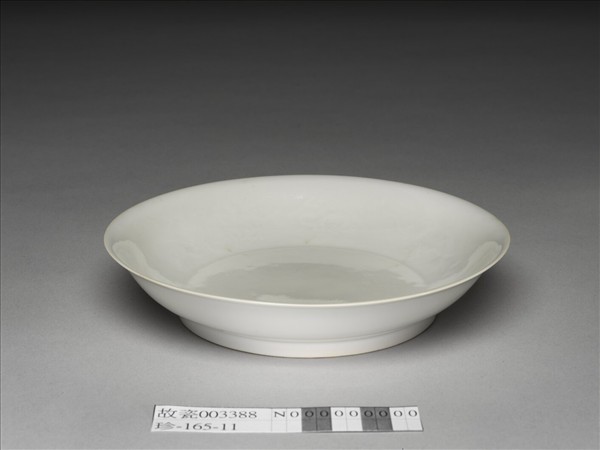 甜白釉雲龍紋碟