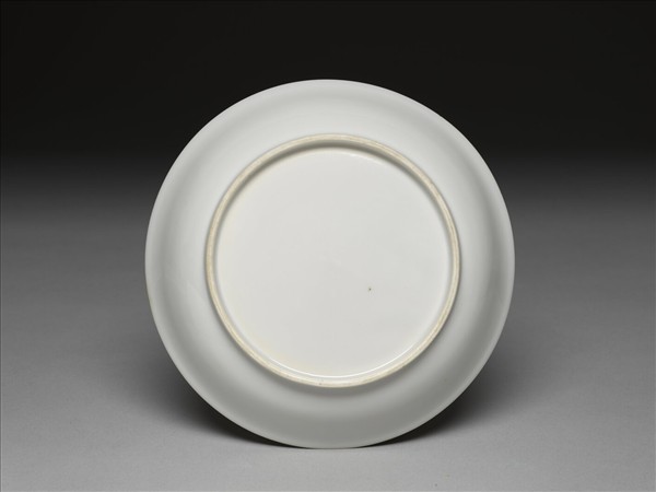 甜白釉雲龍紋碟