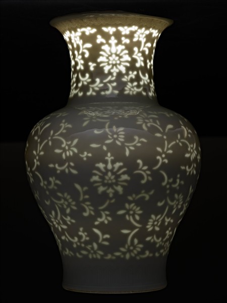 白瓷剔透花卉紋瓶