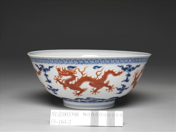 青花描紅五龍碗