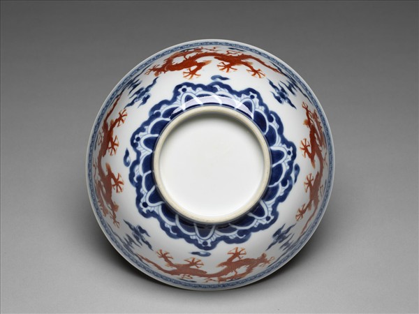 青花描紅五龍碗