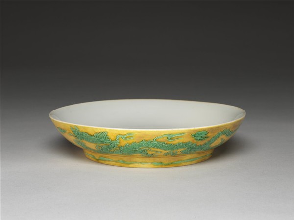 嬌黃綠彩雙龍戲珠紋盤