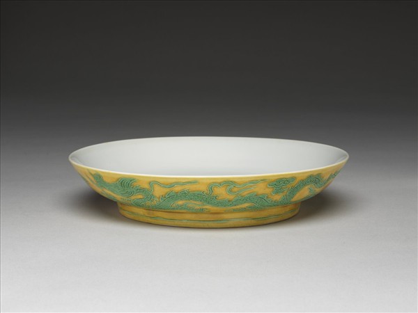 嬌黃綠彩雙龍戲珠紋盤