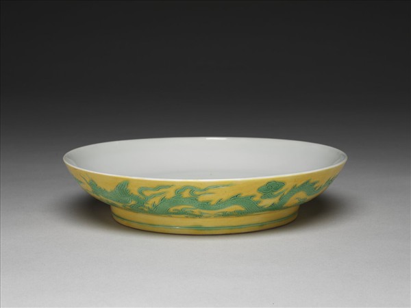 嬌黃綠彩雙龍戲珠紋盤
