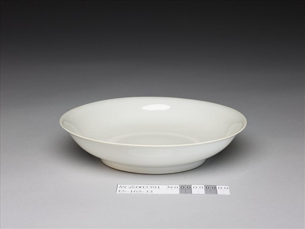 甜白釉雲鳳紋碟