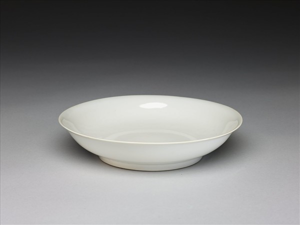 甜白釉雲鳳紋碟