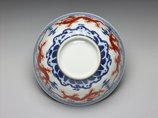 青花描紅五龍碗