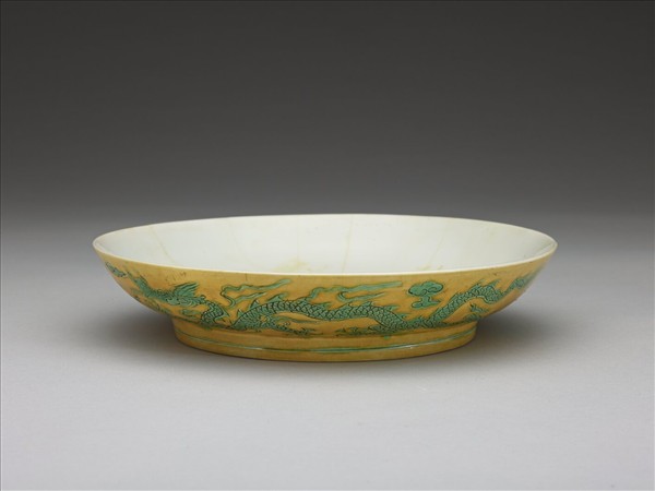 嬌黃綠彩雙龍戲珠紋盤