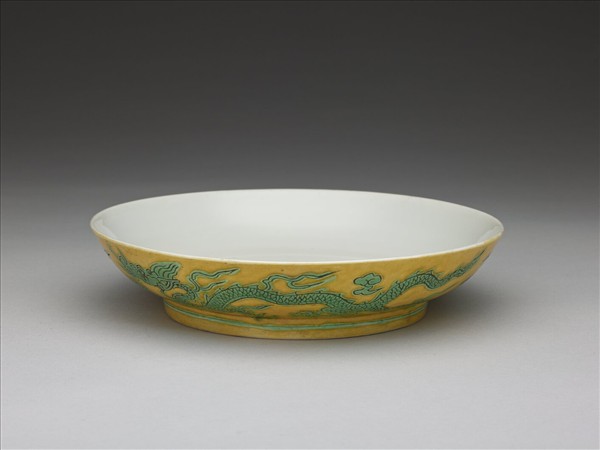 嬌黃綠彩雙龍戲珠紋盤