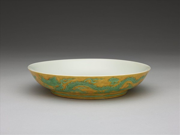 嬌黃綠彩雙龍戲珠紋盤
