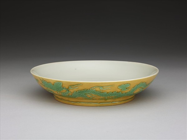 嬌黃綠彩雙龍戲珠紋盤