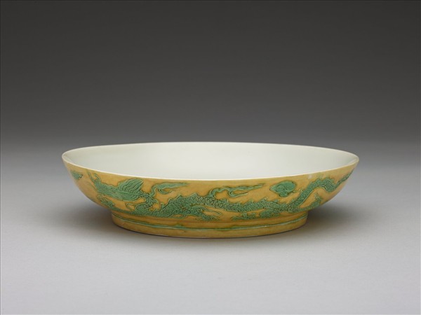 嬌黃綠彩雙龍戲珠紋盤