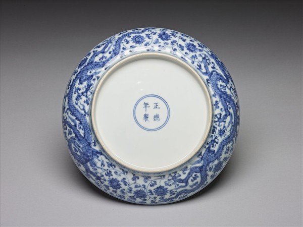 青花番蓮龍紋盤