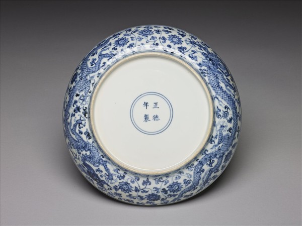 青花番蓮龍紋盤