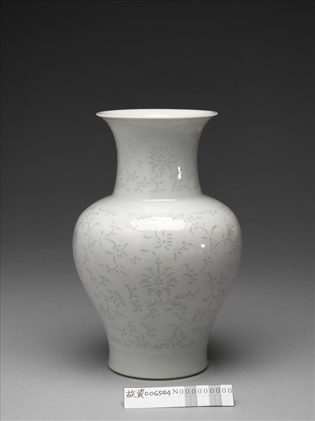 白瓷剔透花卉紋瓶