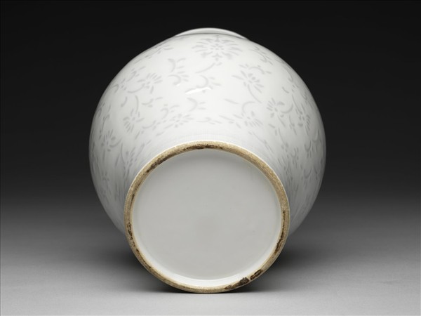 白瓷剔透花卉紋瓶