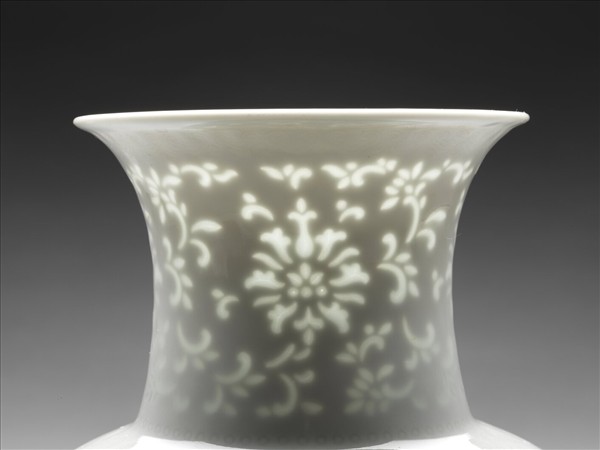 白瓷剔透花卉紋瓶