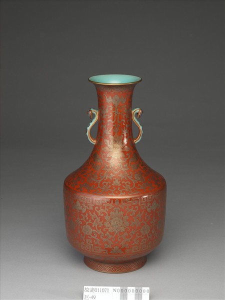 紅地描金番蓮紋如意耳瓶