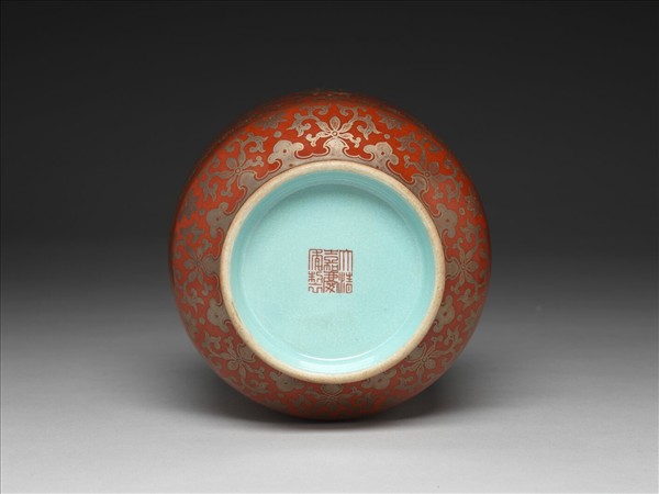 紅地描金番蓮紋如意耳瓶