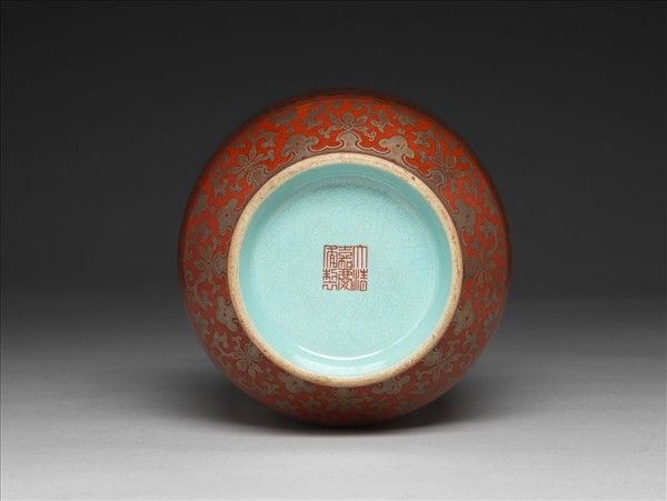 紅地描金番蓮紋如意耳瓶